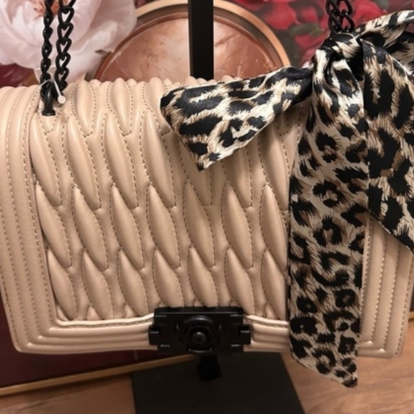 Elegant Beige Quilted Bag with Leopard Bag Scarf - Picture 7 of 7
